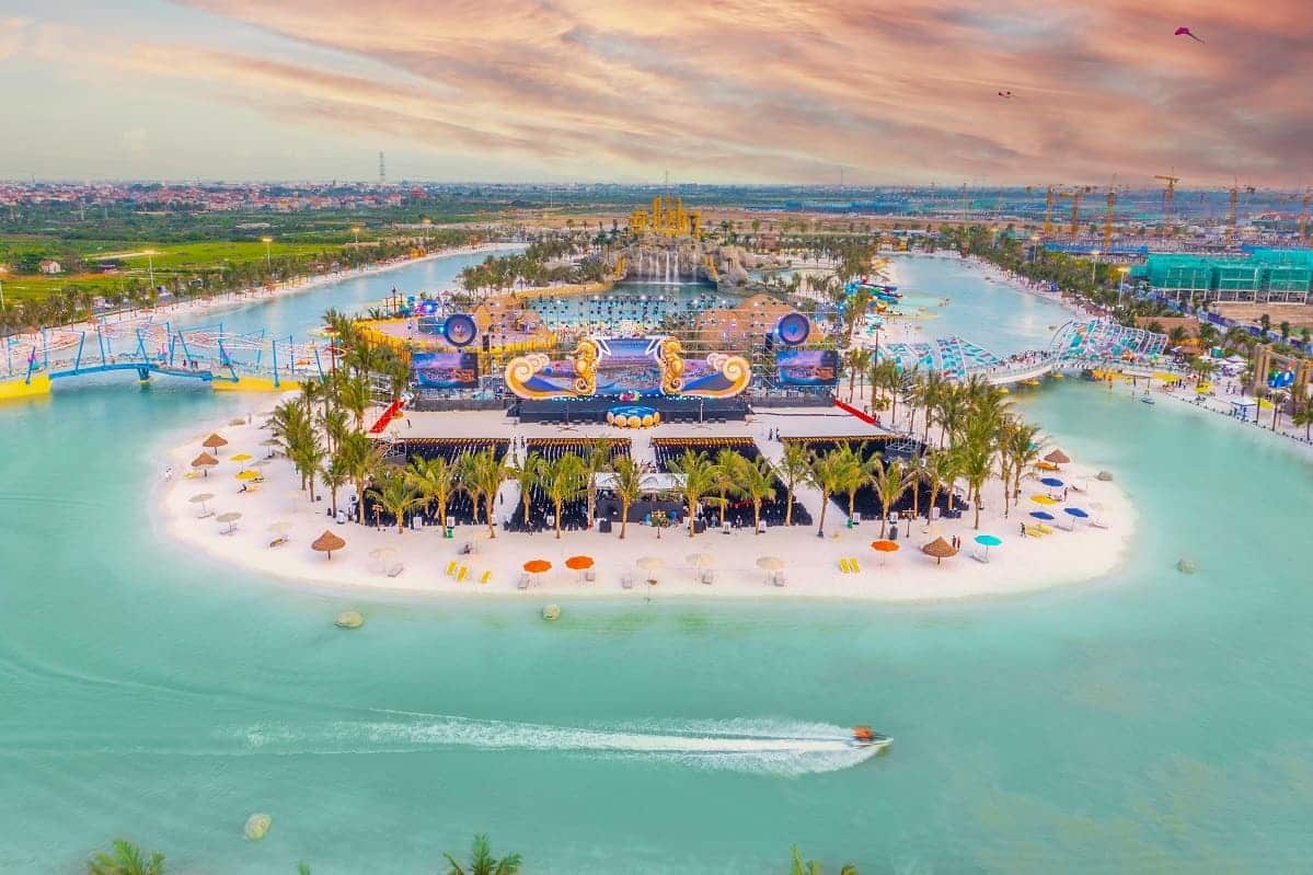 Tổ hợp biển tạo sóng Royal Wave Park cùng nhiều khu vui chơi cho trẻ em.