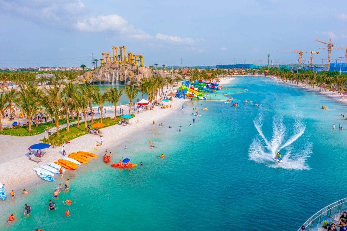 Tổ hợp biển tạo sóng nhân tạo lớn nhất thế giới Royal Wave Park, một trong những tiện ích nổi bật tại Vinhomes Ocean Park 2.